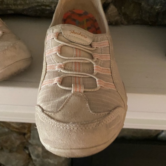 Skechers Ladies size 8.5 slip-ons. - Picture 3 of 5